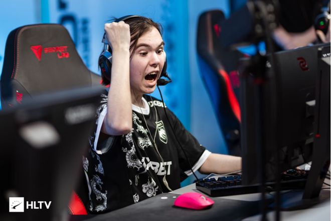 拉维亚通过 拉维亚通过